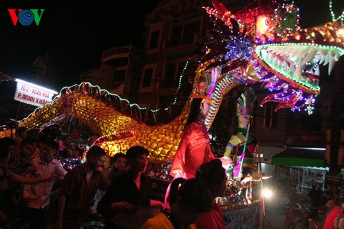 Lantern parade celebrates mid-autumn festival  - ảnh 12